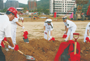 某部隊(duì)領(lǐng)導(dǎo)參加綜合辦公樓項(xiàng)目開(kāi)工典禮